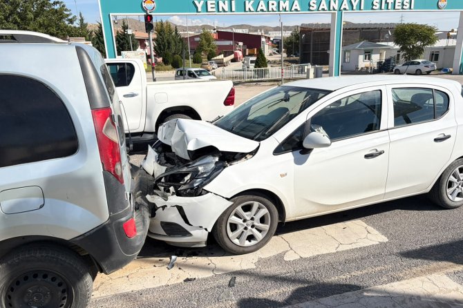 Elazığ-Bingöl karayolunda 4 araç birbirine girdi