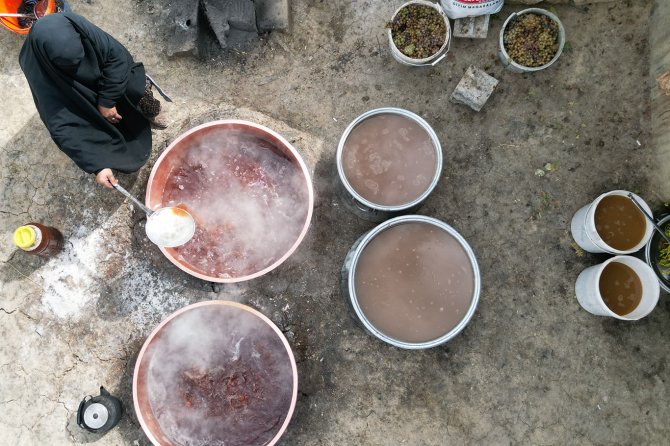 Üzümden pekmez, pestil ve cevizli sucuk yapılıyor