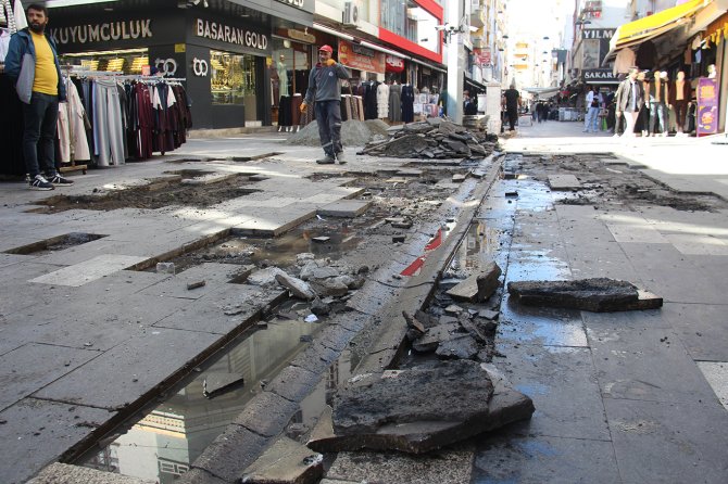 Belediyenin yapmadığı yolu cadde esnafı onarıyor
