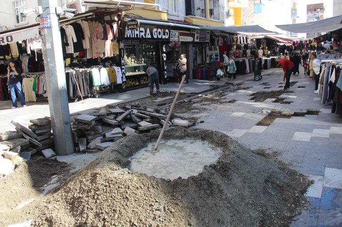 Belediyenin yapmadığı yolu cadde esnafı onarıyor