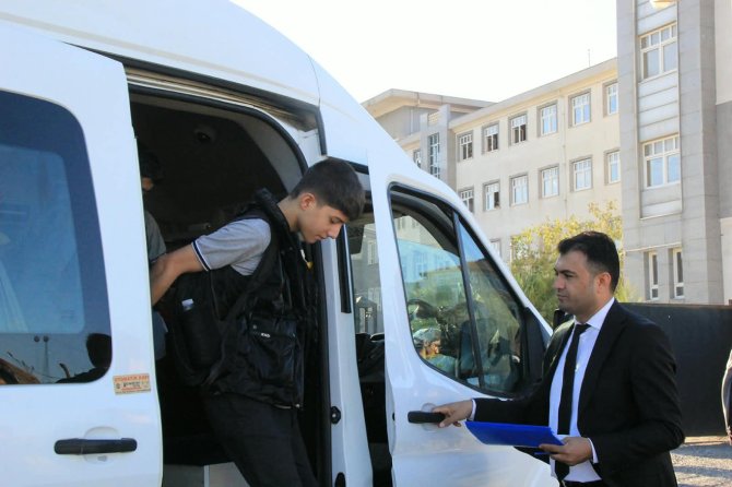 Cizre’de öğrencilerin güvenli ulaşımı için okul servis araçları denetlendi