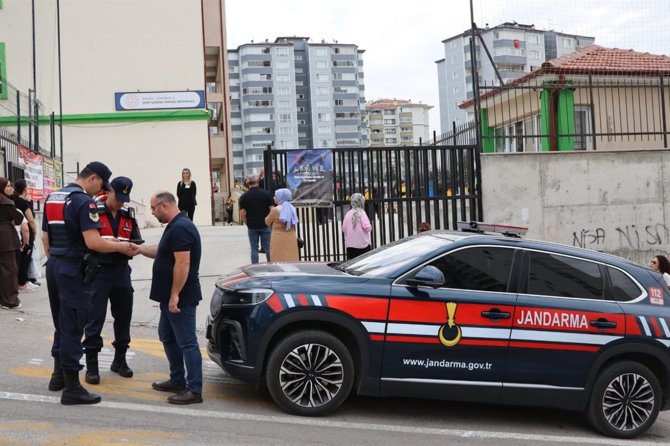 Ankara’da okul çevrelerinde denetim: 14 aranan şahıs tespit edildi