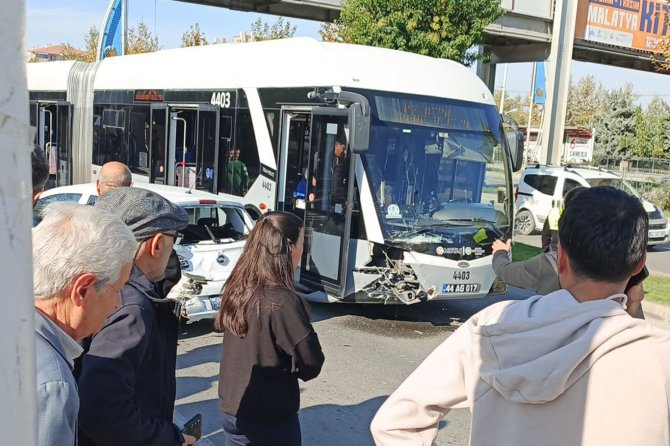 Malatya'da trambüs ile otomobil çarpıştı: 5 yaralı