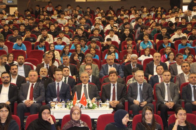 "İmam Hatip ruhu, bilgi ile ahlakı, akıl ile vicdanı, ilim ile irfanı buluşturma idealidir"