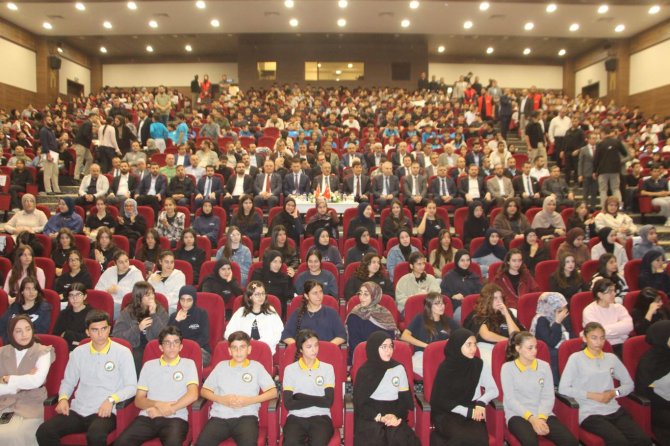 "İmam Hatip ruhu, bilgi ile ahlakı, akıl ile vicdanı, ilim ile irfanı buluşturma idealidir"