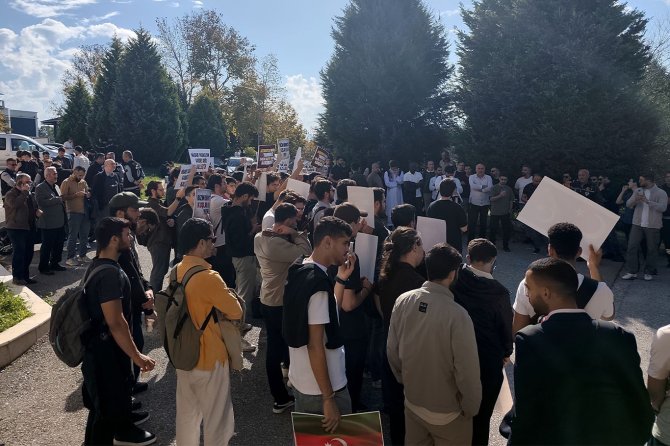 Sakarya Üniversitesi öğrencilerinden Azerbaycan'daki başörtüsü yasağı protestosu