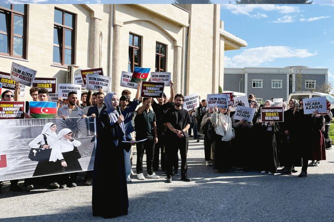 Sakarya Üniversitesi öğrencilerinden Azerbaycan'daki başörtüsü yasağı protestosu