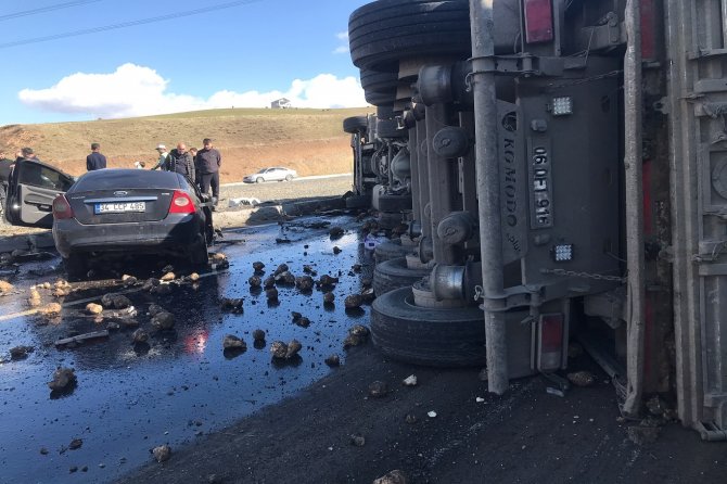 Ağrı'da tır ile otomobil çarpıştı, 4 kişi vefat etti