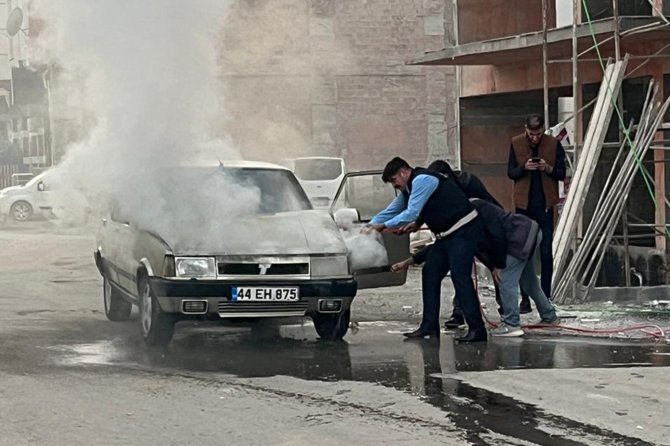 Malatya'da yanan araç zabıta ekiplerinin müdahalesiyle söndürüldü