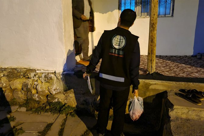 Umut Kervanı’ndan Muradiye’de kırmızı et yardımı