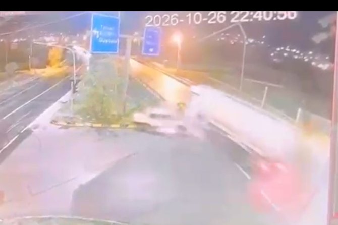 Yakıt tankeri ile otomobil çarpıştı: 2 ölü, 3 yaralı