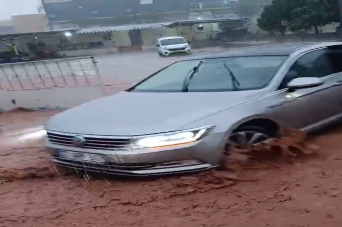 Gaziantep’te sağanak yağış günlük yaşamı zorlaştırdı