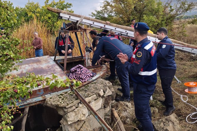 Yaklaşık 30 metrelik kuyuya düşen kız kurtarıldı