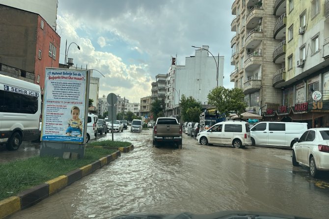Cizre’de sağanak sele dönüştü, yollar göle döndü