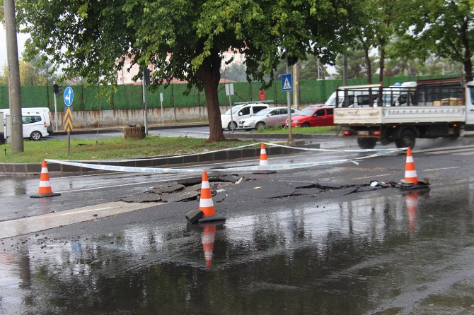Diyarbakır’da yağmur sonrası yol çöktü