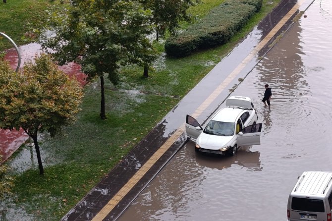 Meteoroloji uyardı, önlem alınmadı: Diyarbakır’da yollar göle döndü