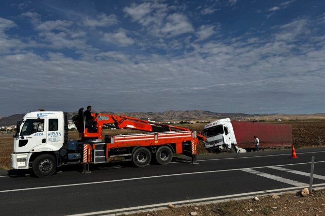 Mardin’de tır ile otomobil çarpıştı: Biri çocuk 5 yaralı