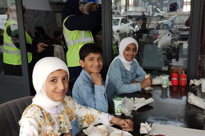 Şanlıurfa'da Umut Kervanından yetim çocuklara anlamlı yemek ikramı
