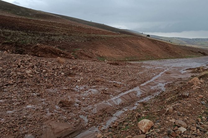 Siirt’te heyelan nedeniyle kapanan köy yolları yeniden ulaşıma açıldı