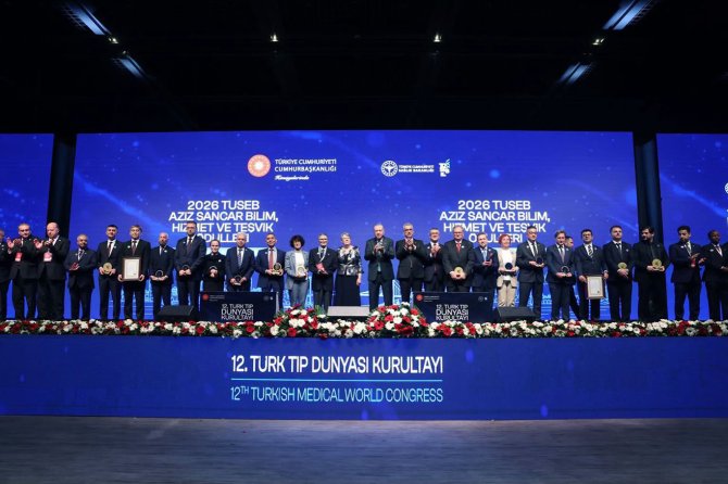 Prof. Dr. Yılmaz'ın karaciğer naklindeki başarısı ödülle taçlandı